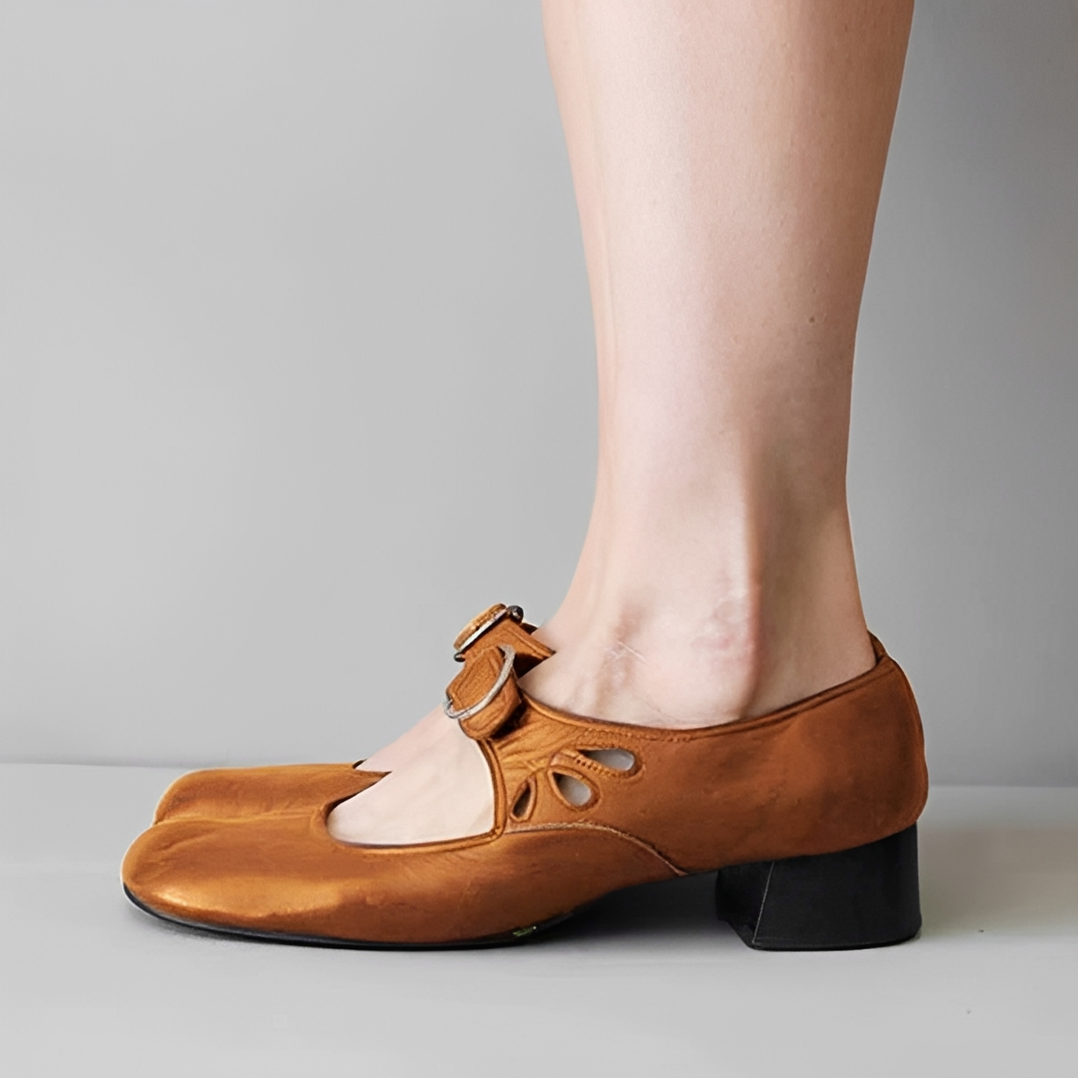 Navie - Relaxed Style Round Toe Sandals