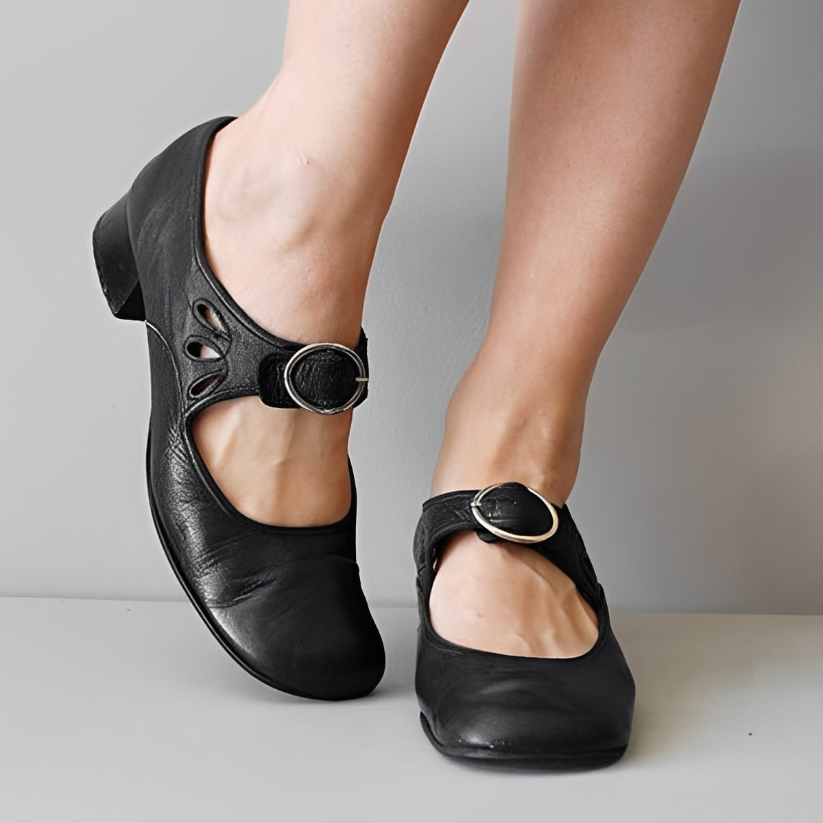 Navie - Relaxed Style Round Toe Sandals
