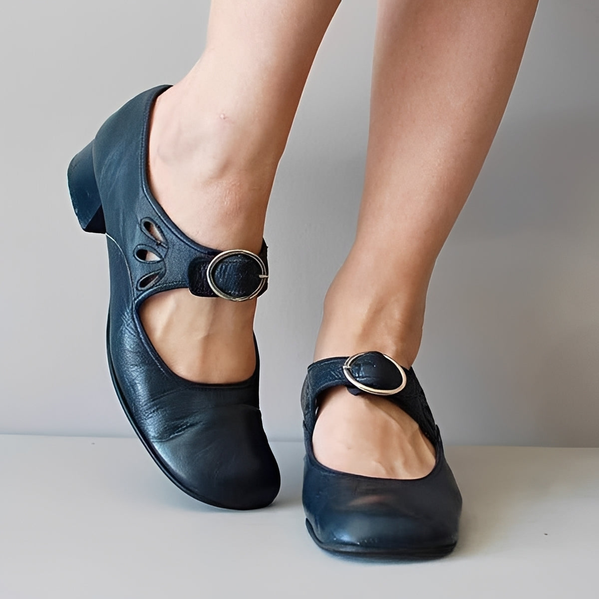 Navie - Relaxed Style Round Toe Sandals