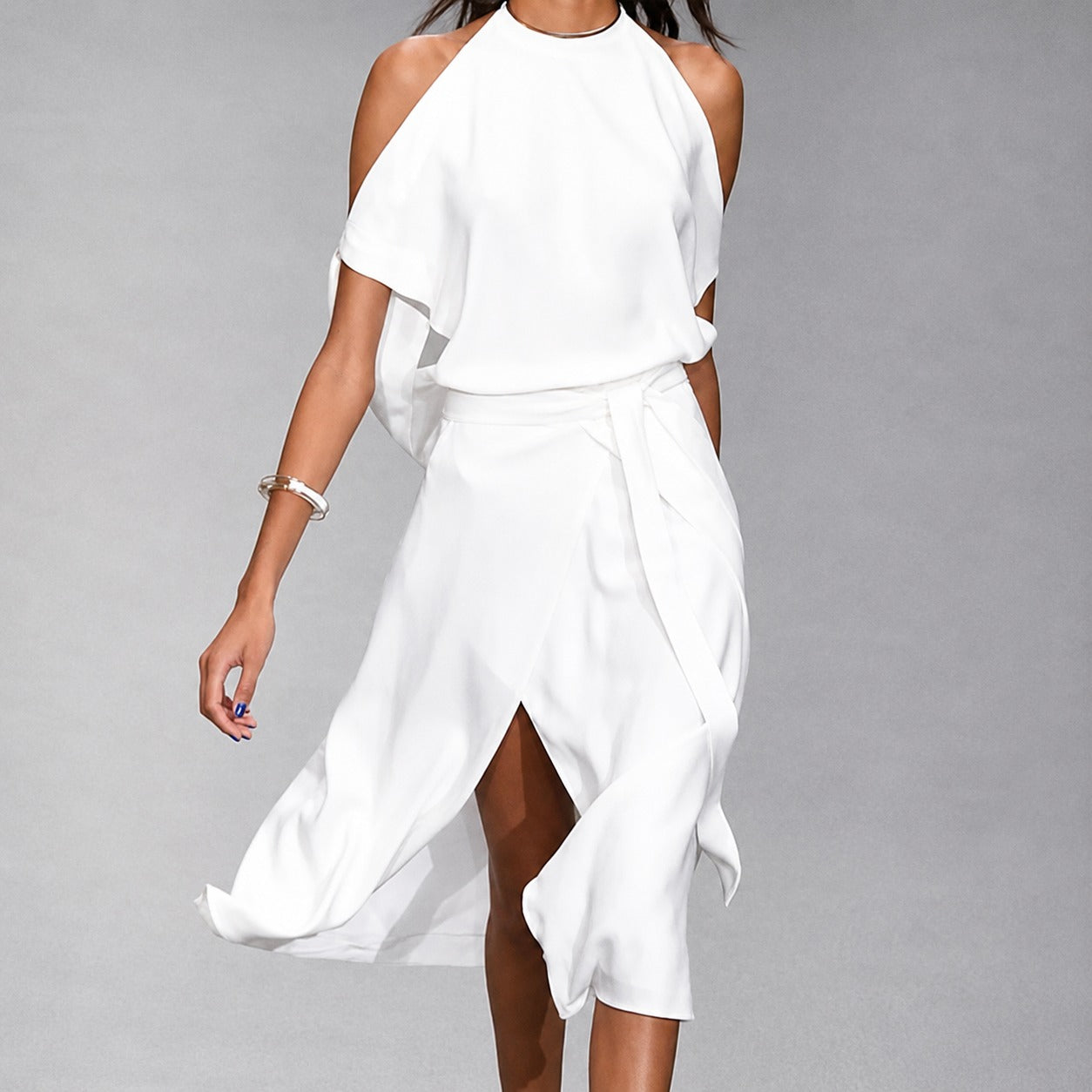 Madonnah - An airy dress with stylish shoulder cutouts