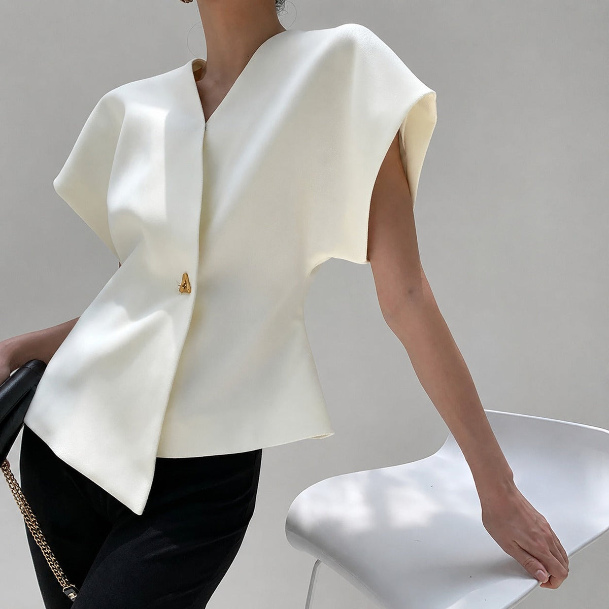 Leonie - Blouse with a V-neck and button fastening