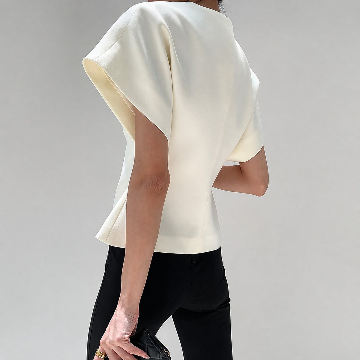 Leonie - Blouse with a V-neck and button fastening