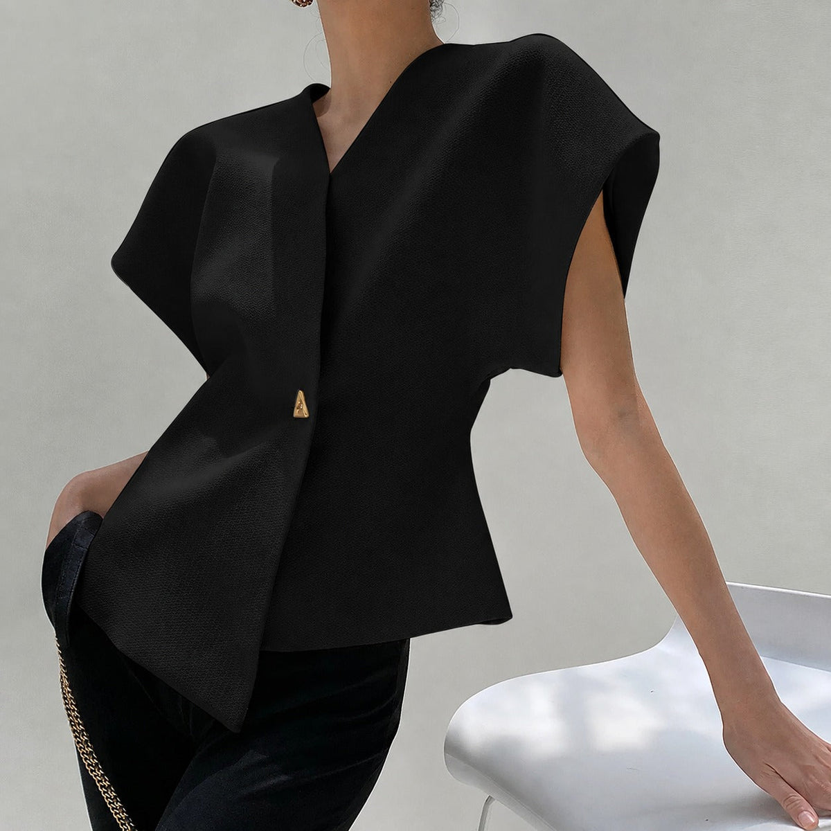 Leonie - Blouse with a V-neck and button fastening