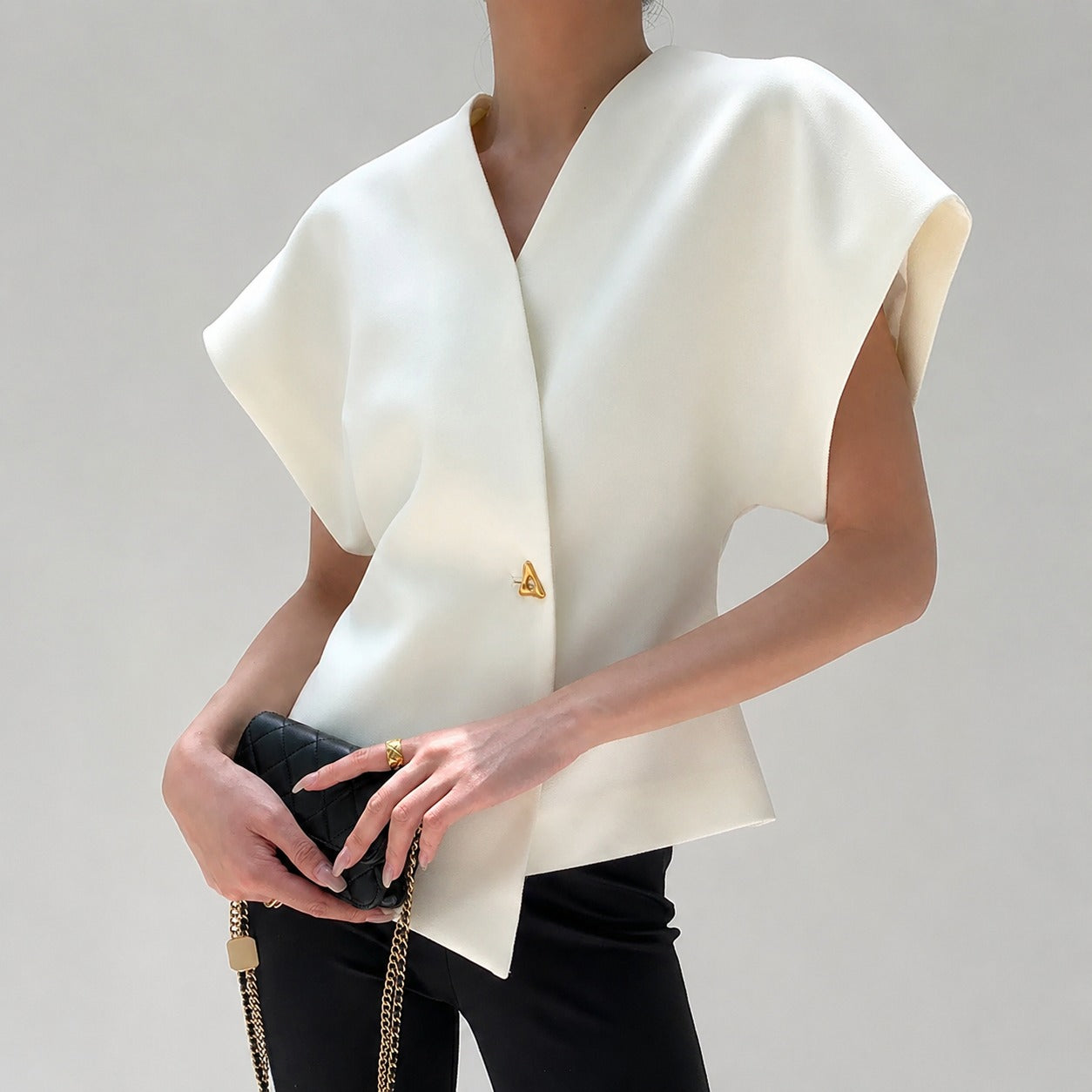 Leonie - Blouse with a V-neck and button fastening