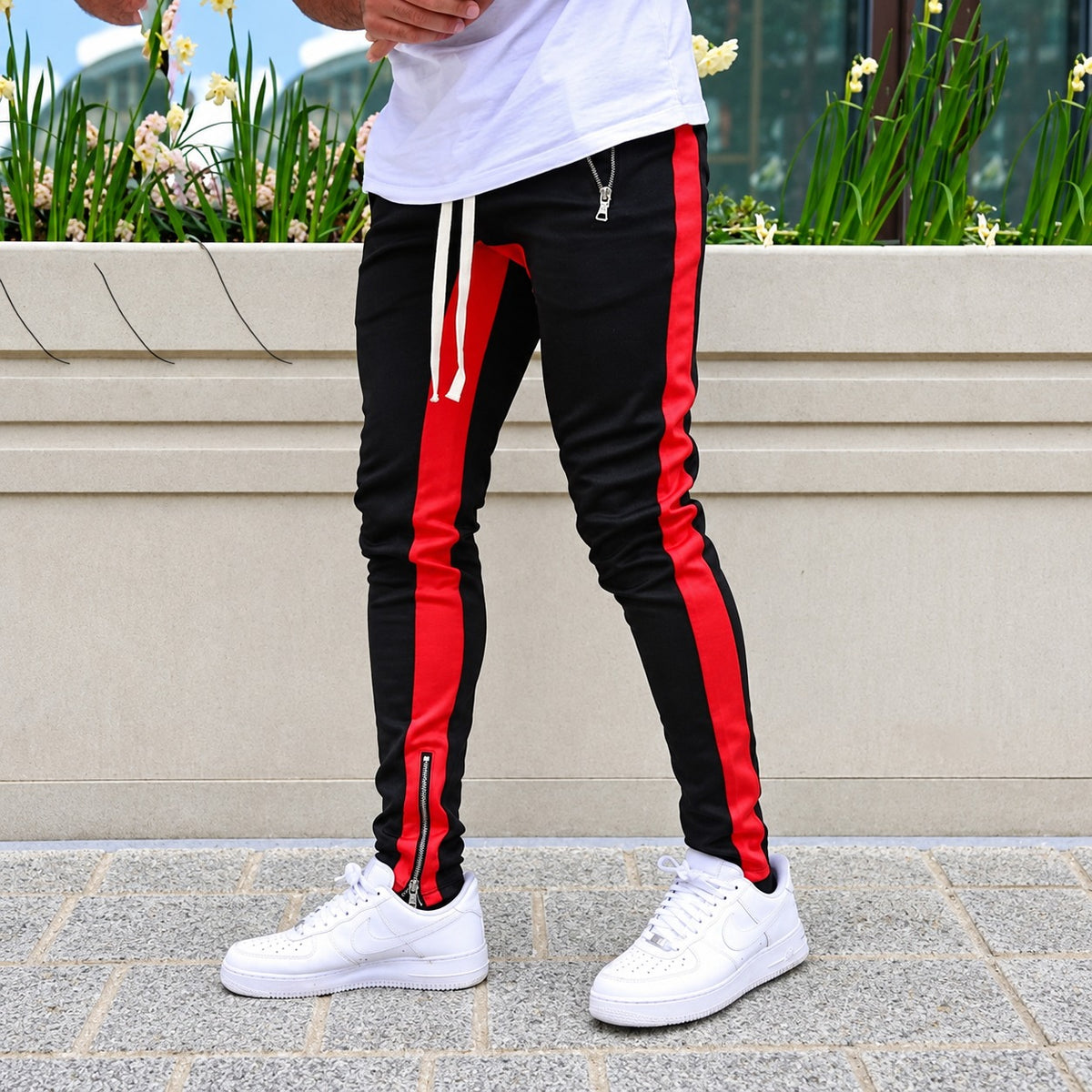 Men's Jogger Pants with Contrast Side Stripes and Zipper Pockets