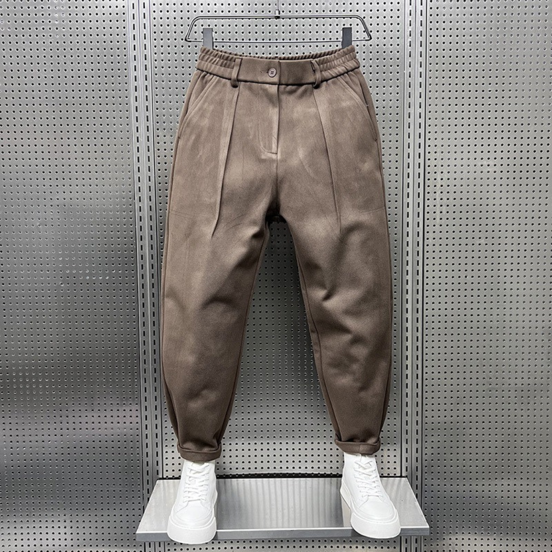 Pleated tapered trousers for men with elastic waistband, button closure & belt loops