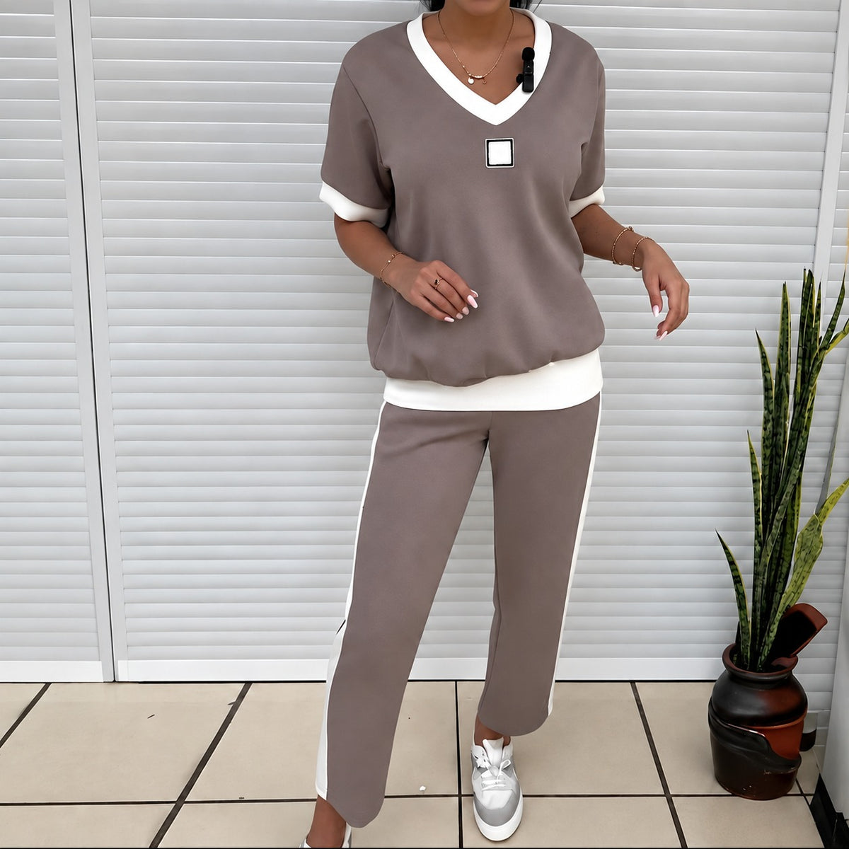 Set Women V-Neck Top and Straight-Leg Pants - Colorblock Design, Relaxed Fit